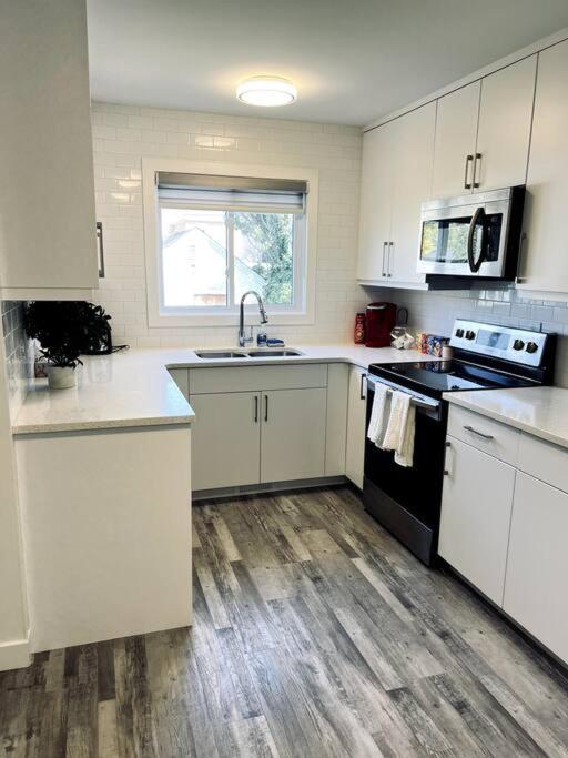 Villa Walking Distance To St Boniface, Easy Parking Winnipeg Exterior foto